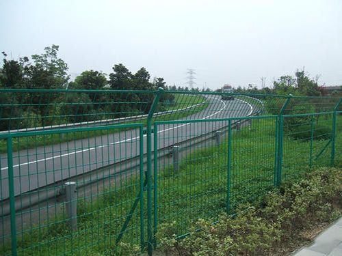 如何購(gòu)買(mǎi)公路護(hù)欄網(wǎng)？